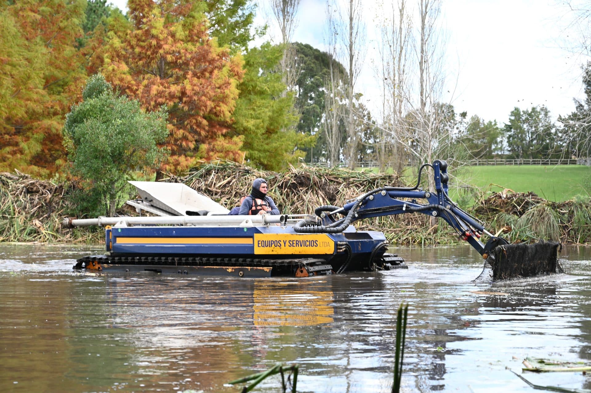 Equipo anfibio especializado para limpieza de lagunas